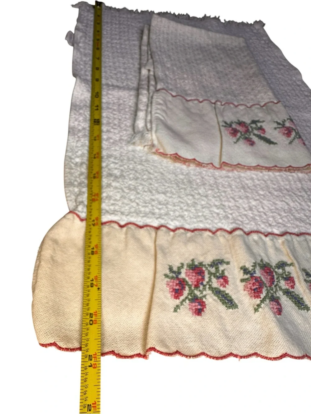 Set Of 2 Vintage Cottagecore Embroidered Scalloped Hand Towels Homespun Hearth